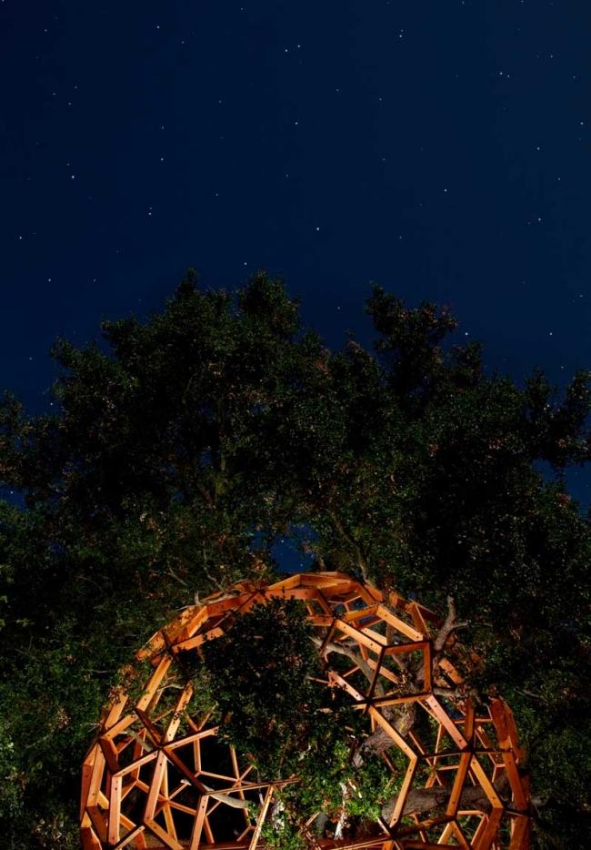 Casa de observação do céu noturno. Estrutura moderna em forma de bola de madeira de mel