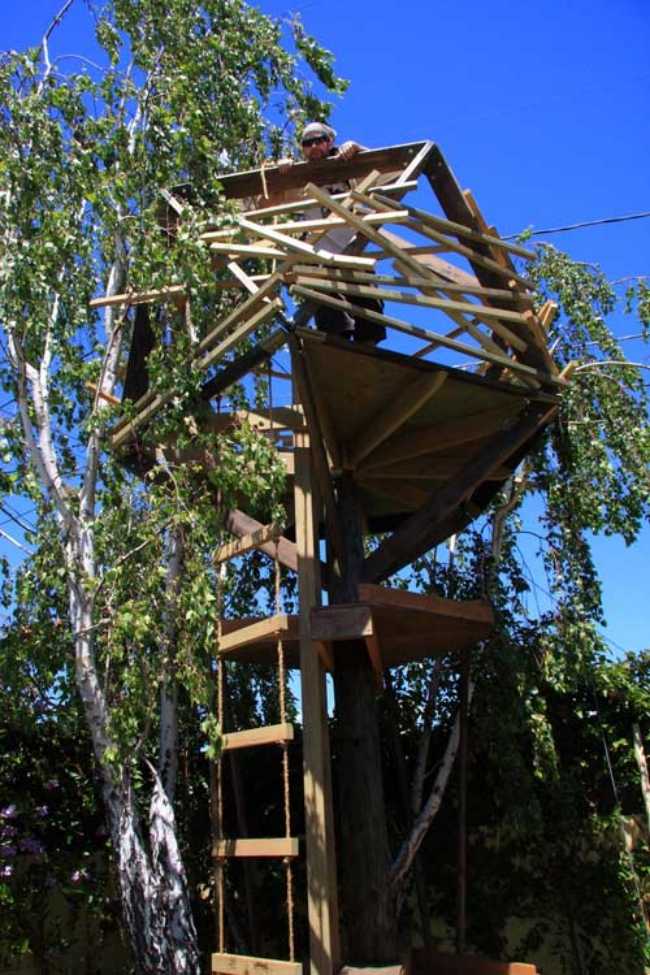 Corda de escada de madeira em palafitas TreeTower