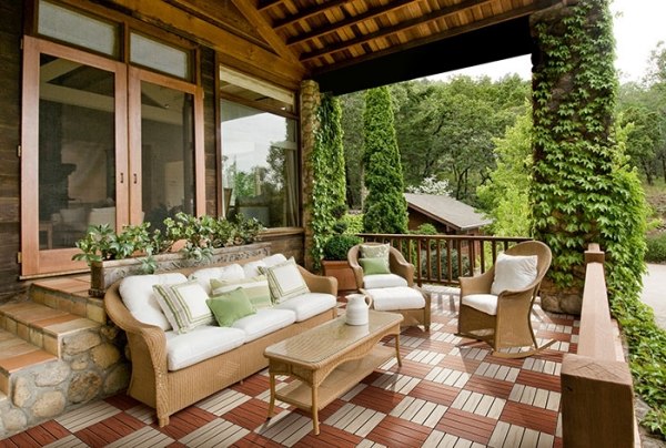 terraço de ladrilhos de madeira coluna ivy de dois tons