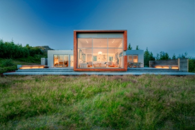 Casa ecológica estilo Bauhaus com fachada de vidro Islândia sustentável - Minarc Ice House - telhado plano