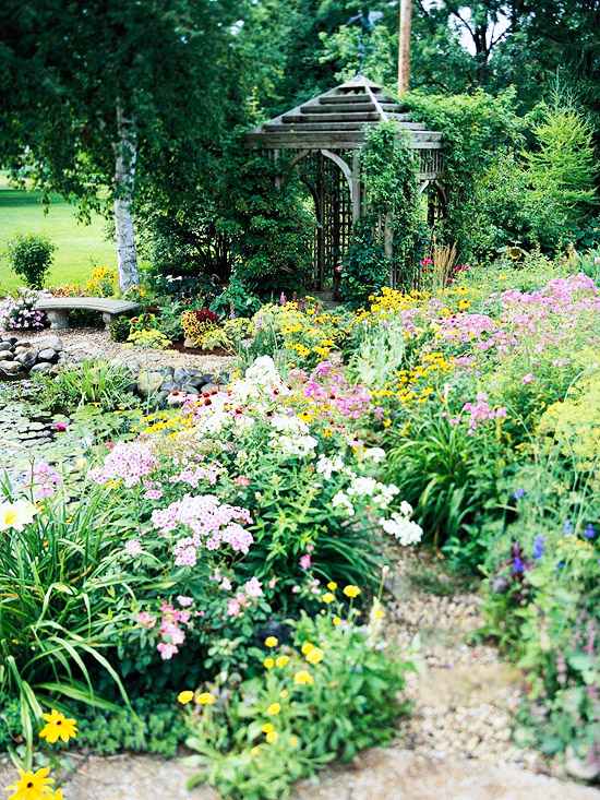 Ideias para jardim com flores de madeira para lago com pérgula