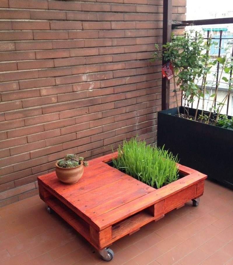 móveis feitos de euro pallets mesa de centro ideia rodas grama plantas tijolo