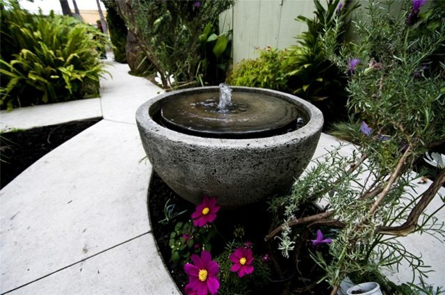 Fonte de jardim caminho de jardim de pedra criar flores plantas altas