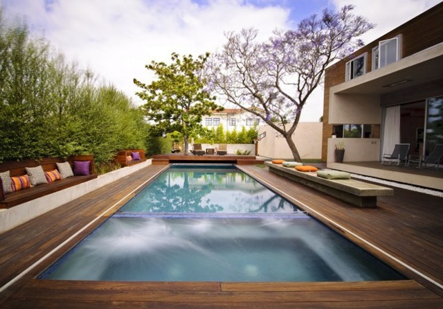 Piscina, jardim, idéias de design exótico, árvores altas, piso de madeira