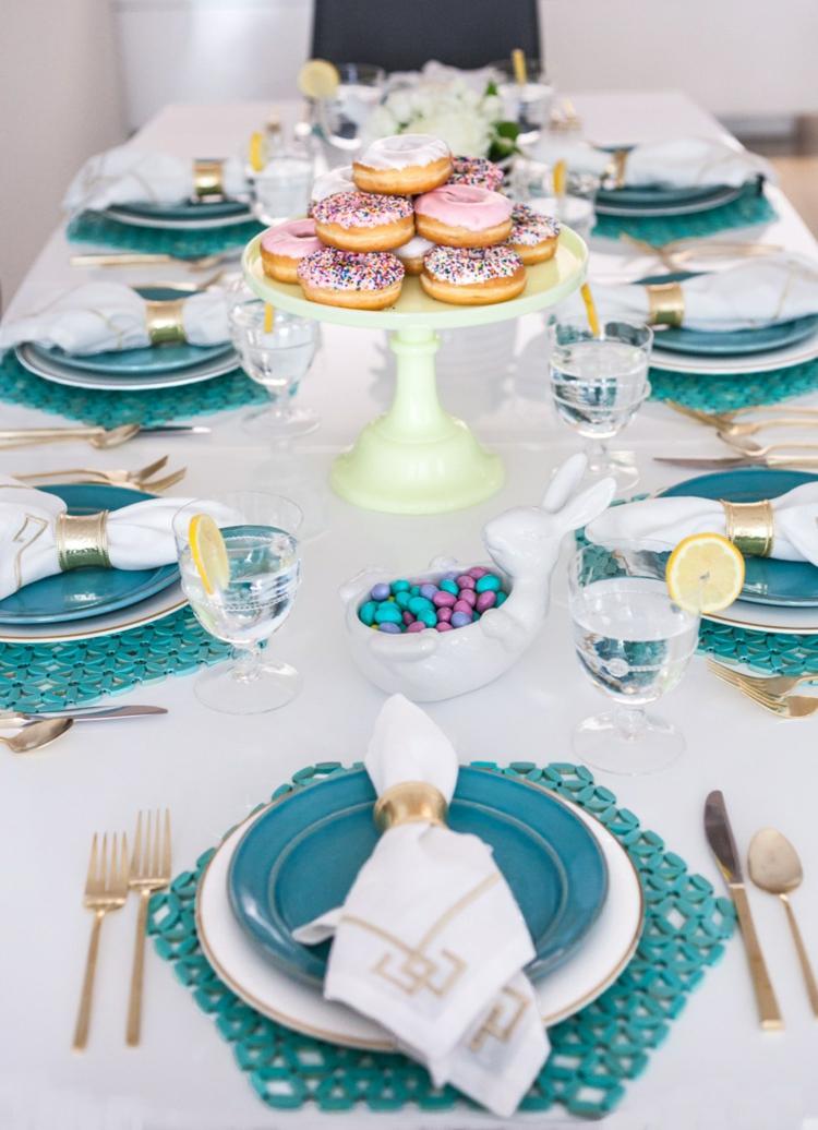 Decoração de mesa de Páscoa azul-tapete-donuts-tigela-coelho-doce-elegante