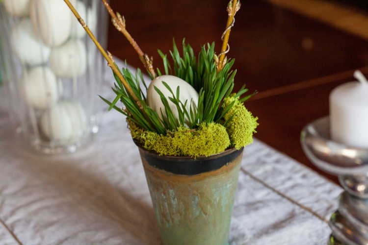 mesa de páscoa-decoração-primavera-ideia-galhos-botões-musgo-grama-ovo de páscoa-rústico