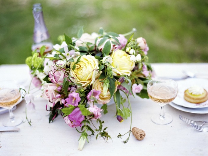 Easter-table-decoration-spring-bouquet-roses-garden