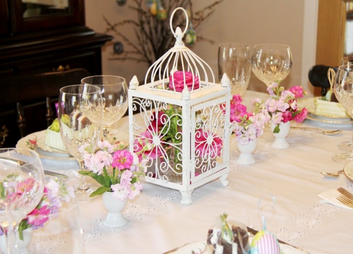 Decoração de mesa de Páscoa-lanterna-branco-rosa-primavera-elegante