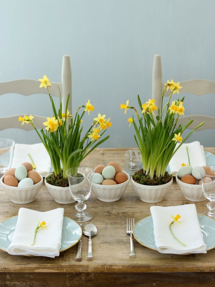 Decoração de mesa de Páscoa-narcisos-flores-tigelas-ovos de páscoa-guardanapo-mesa de jantar