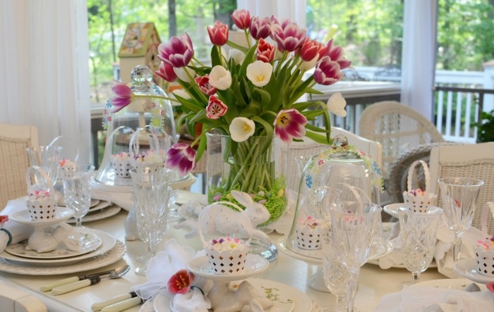 Decoração de mesa de Páscoa-buquê-tulipas-rosa-branco-cupcakes de coelho