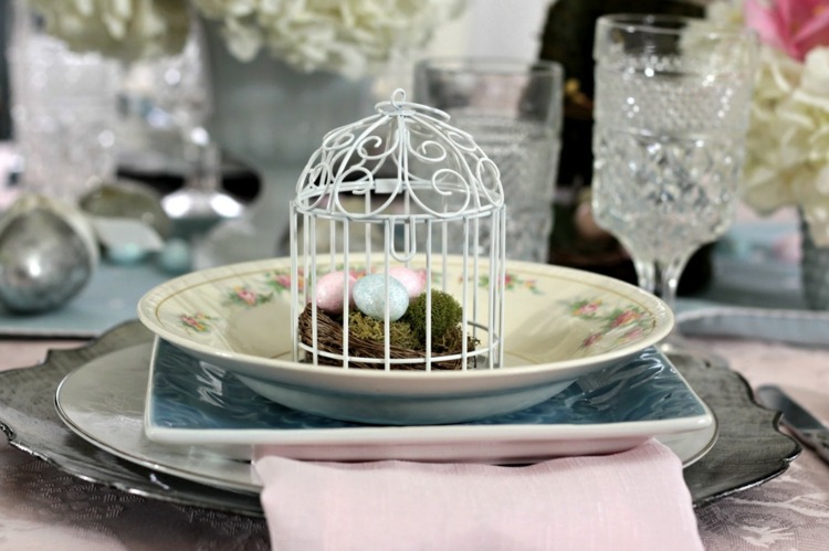 decoração de mesa de páscoa cage-white-vintage-idea-bird's nest-colorful-easter eggs