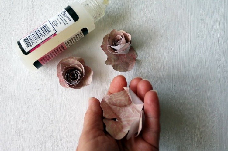 faça você mesmo flores de papel, faça cartões de lugar para o seu casamento