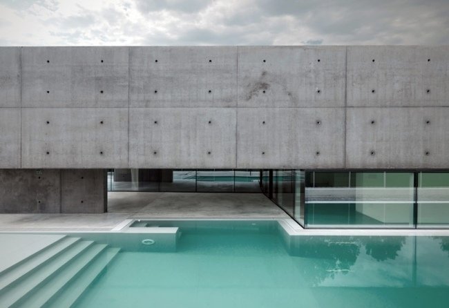 Casa com fachada de concreto e piscina