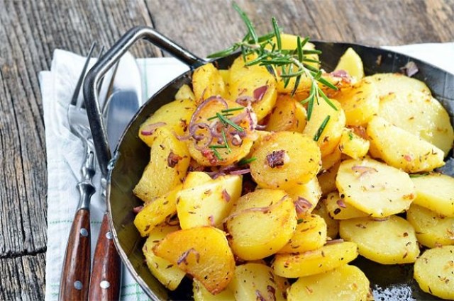 Cozinhando batatas fritas com endro, nutrição e vida saudável