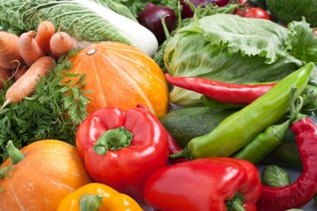 frutas da estação com efeito de estufa frutas vegetais - vida saudável no inverno