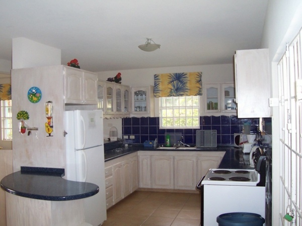 Kitchen-with-blue-laminate-countertops-and-blue-tiles