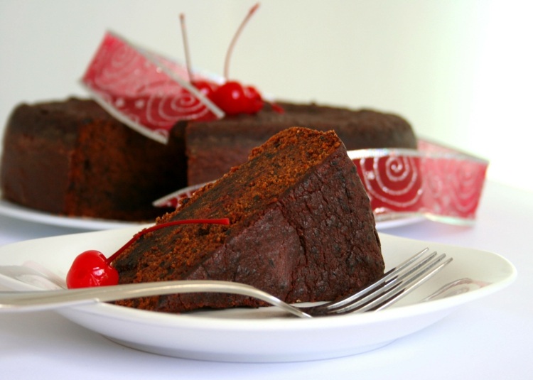 tome café da manhã Asse seu próprio bolo de chocolate com cerejas