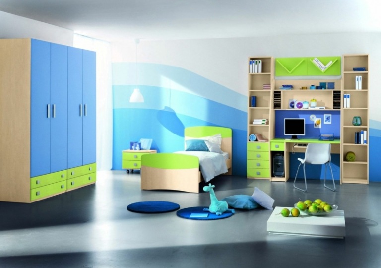 quarto infantil design nuances de azul móveis de madeira clara detalhes verdes