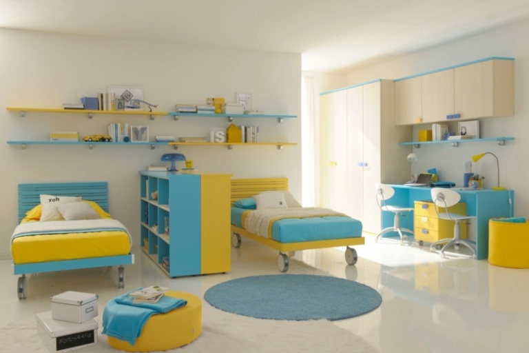 design quarto das crianças azul amarelo ideias camas com rodas ao redor do tapete