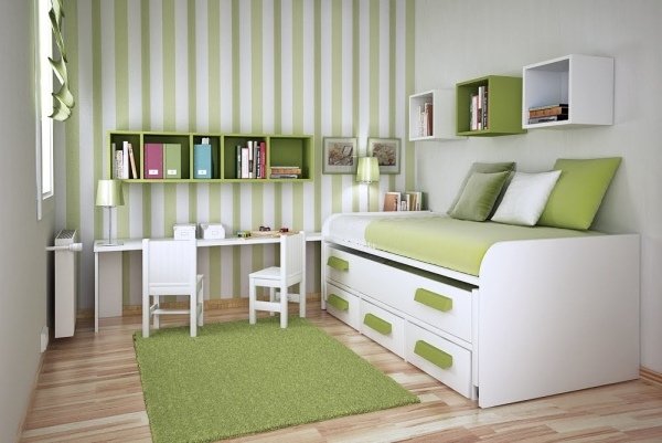 Quarto infantil verde branco cama loft - cadeiras brancas mesa