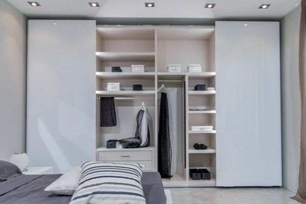 guarda-roupa branco com portas de correr no quarto