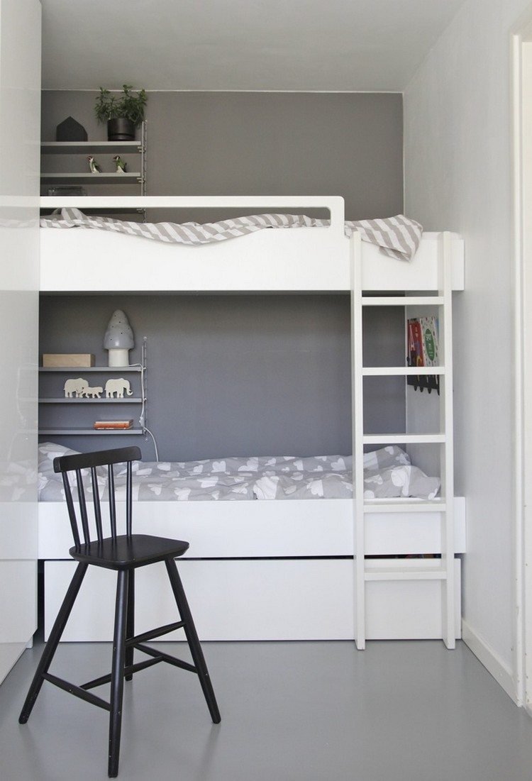 pequeno-quarto-infantil-arranjado-dois-beliche-branco-cama-parede-tinta cinza