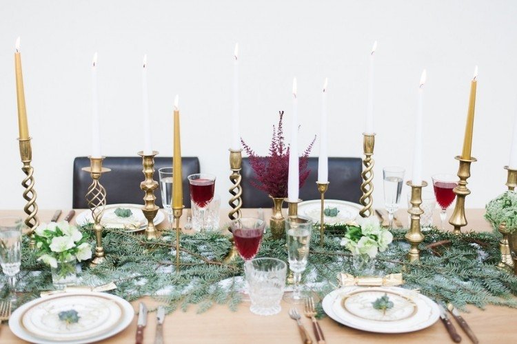 decoração de mesa-natal-faça-você-mesmo-materiais naturais-ramos de abeto-lindo-único-esplêndido-castiçal-banhado a ouro