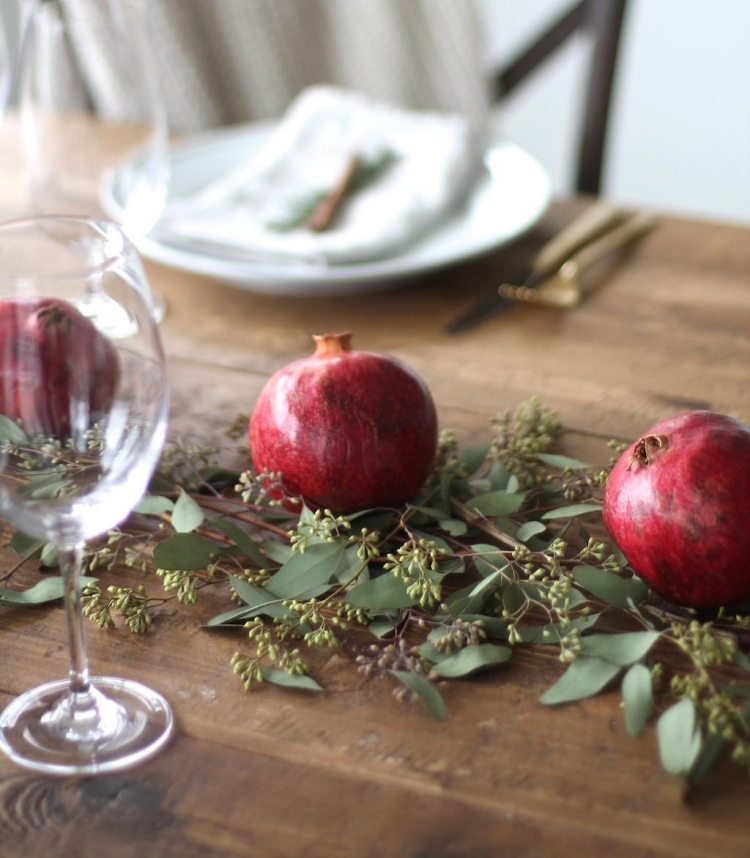 decoração de mesa-natal-faça-você-mesmo-materiais-naturais-romã-mesa-de-madeira-áspera-oleada