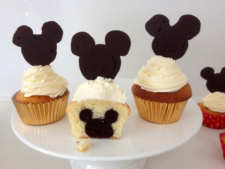 bolo-com-uma-surpresa-mickey-mouse-suprise-dentro-cupcakes