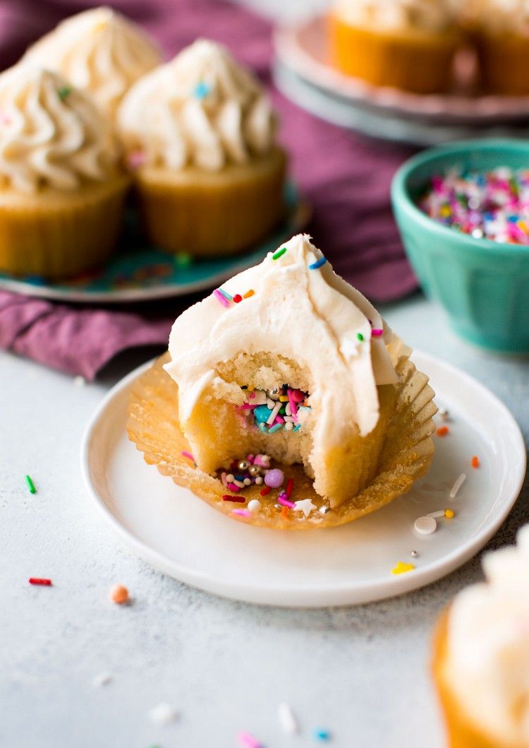 Bolos-com-uma-surpresa-dentro-de-cupcakes-zuckersteusel-recheio