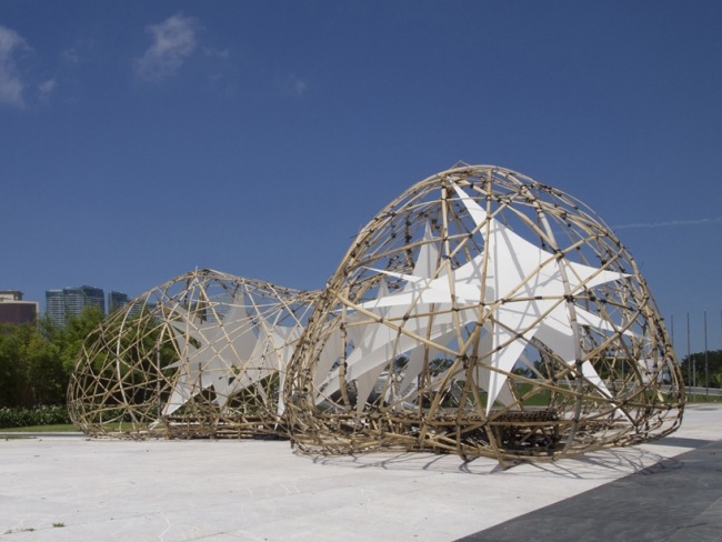 escultura de arte de construção de esfera feita de bambu