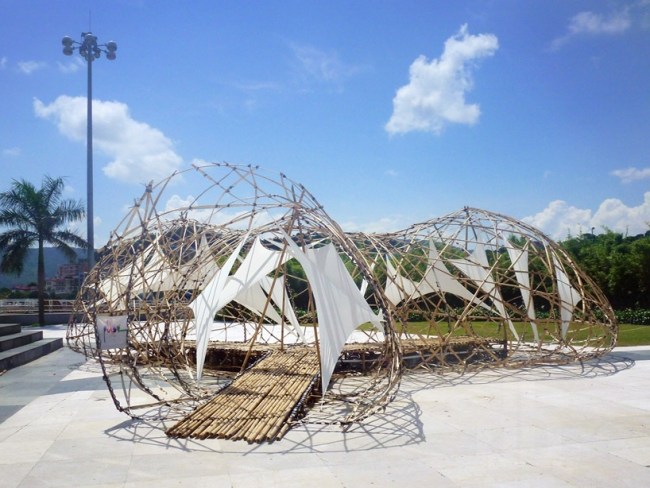 Desenho de escultura de rampa de troncos de bambu feito de bambu