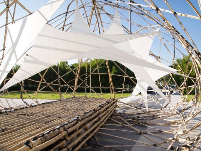 escultura de arte de vela de sol branca feita de bambu