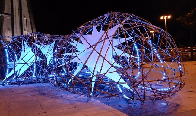 Desenho de escultura em instalação de luz feita de bambu