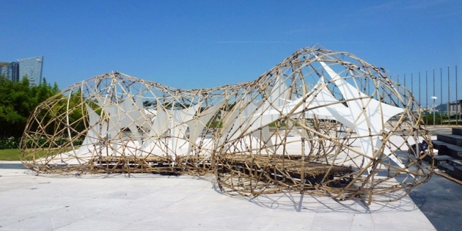 alunos projetam escultura artística feita de bambu