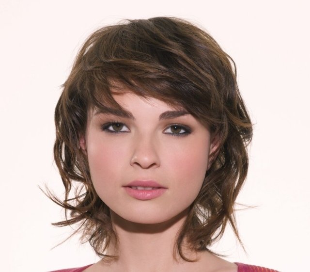 Cabelo feminino ondulado em tons de marrom