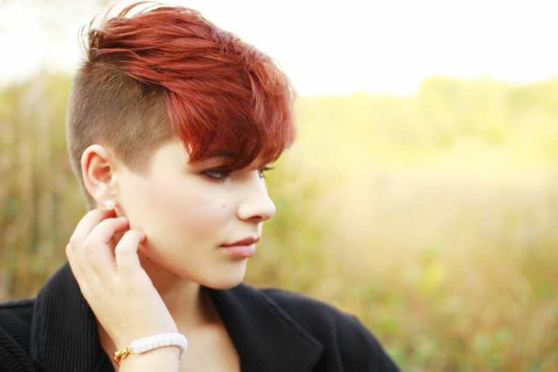 penteados curtos para mulheres corte lateral ideia franja ruiva