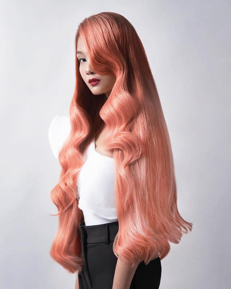 Living Coral Hair Cor de cabelo Tendências de cabelo Tendências da moda de verão Batom vermelho para cabelo comprido