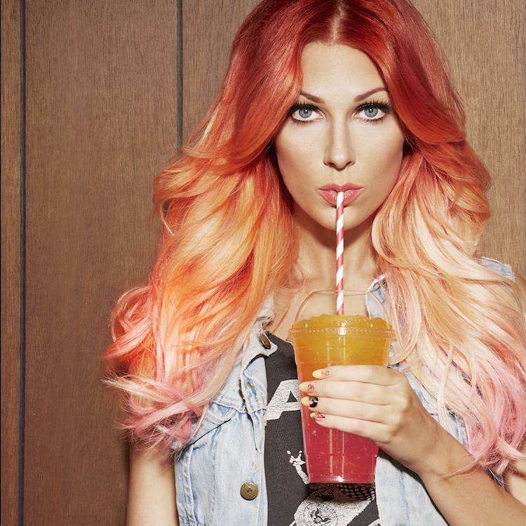 Living Coral Hair Color Ombre Hair Tendências da Moda Colete jeans