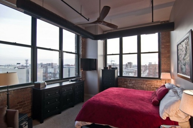 Quarto loft chicago com muitas janelas colcha rosa