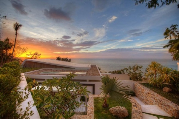 casa de férias de luxo com arquitetura inovadora no pôr do sol na tailândia