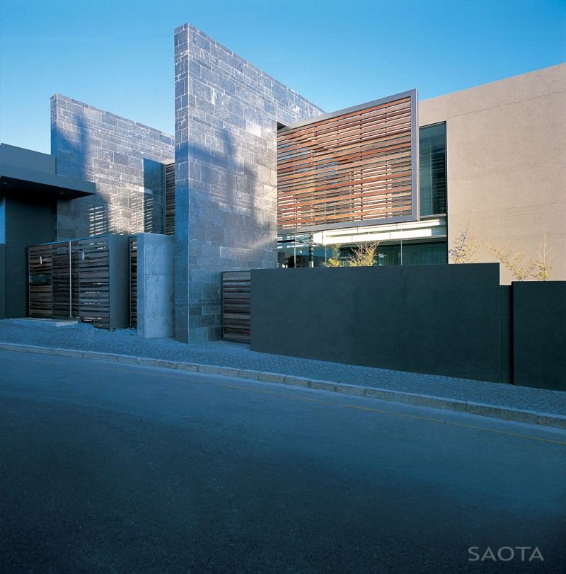 luxo encosta casa saota architects fachada madeira treliça de aço