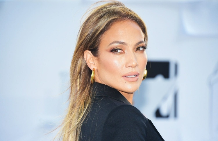 jennifer lopez maquiagem base radiante