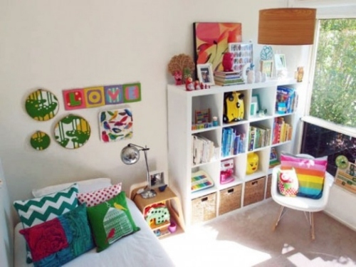 quarto de menina com decoração colorida alegre