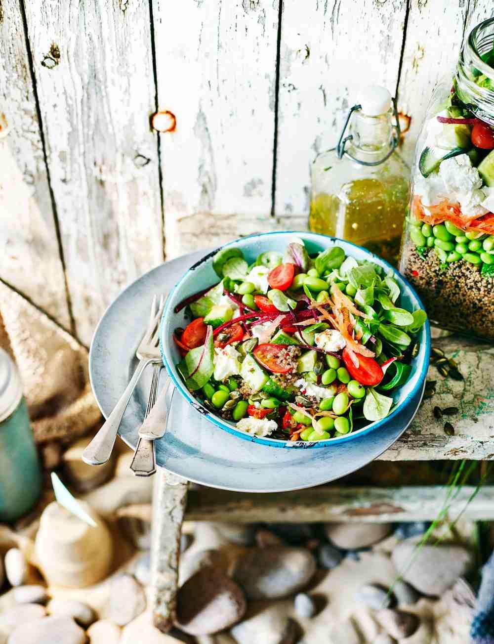 Salada colorida em camadas com quinua e queijo feta em pratos a condizer