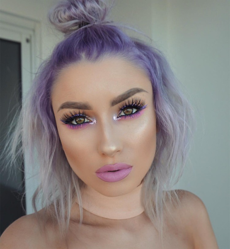 Maquiagem dos olhos com glitter rosa roxo no canto interno do olho