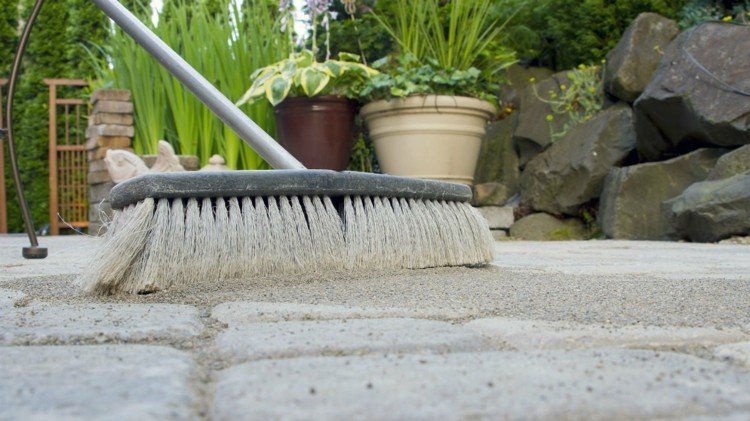 pátio de concreto lajes de terraço limpando escova de areia