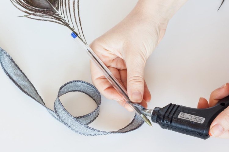 Canetas de penas de funileiro apimentam a ideia de decoração