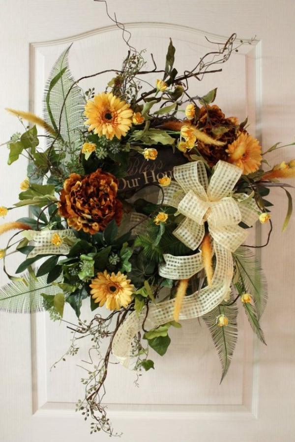 Amarre uma coroa de flores - decore a porta de entrada com ideias de sua casa