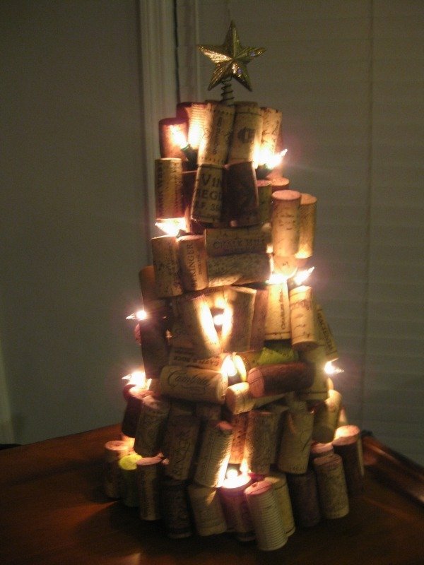 tinkering-christmas-tree-out-of-wine-rolhas